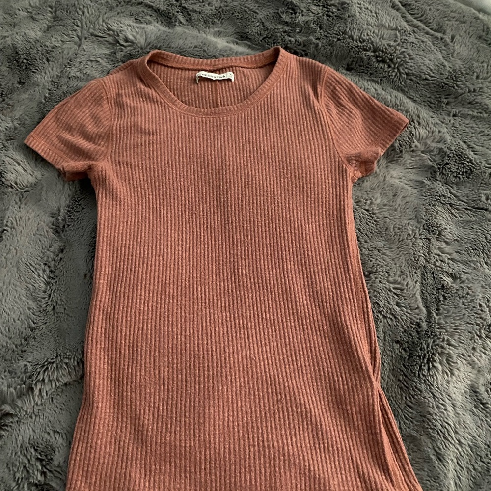 Ribbed fitted t shirt rust colored